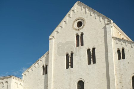 Foto de Fachada de la iglesia de San Nicola en Bari en piedra caliza. Iglesia - Imagen libre de derechos