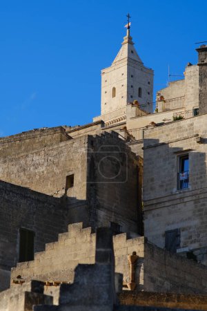 Téléchargez les photos : Maisons et clocher dans la ville de Matera en Italie. - en image libre de droit