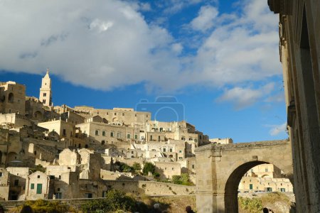 Foto de Panorama de los Sassi de Matera con casas en piedra toba. - Imagen libre de derechos