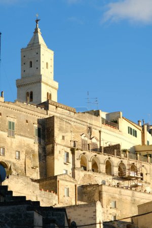 Foto de Casas y campanario en la ciudad de Matera en Italia. - Imagen libre de derechos