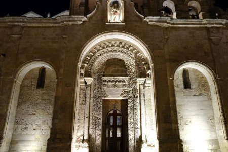 Téléchargez les photos : Photo de nuit de la façade de l'église de San Giovanni in Mater - en image libre de droit