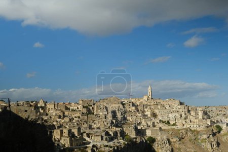Téléchargez les photos : Panorama des maisons et des Sassi de Matera avec toits - en image libre de droit