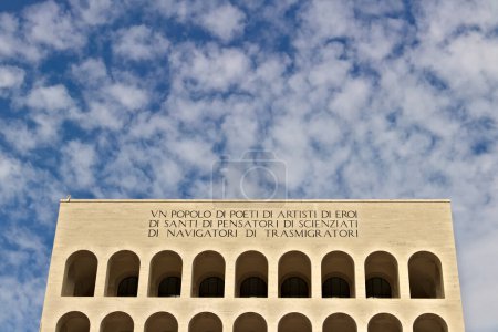 Foto de Palacio de la Civilización Italiana construido en Roma EUR. Exposición Fendi - Imagen libre de derechos