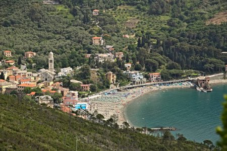 Téléchargez les photos : Ville de Levanto vue depuis les collines, près des Cinque Terre. - en image libre de droit
