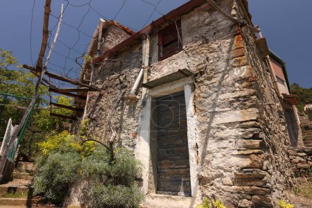 Foto de Pequeña casa de campo en las colinas del parque Cinque Terre. - Imagen libre de derechos