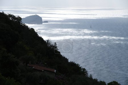 Téléchargez les photos : Réflexions de lumière sur la mer près des Cinque Terre en Ligurie - en image libre de droit