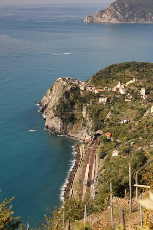 Foto de Paisaje marino con el pueblo y la estación de tren de Corniglia - Imagen libre de derechos