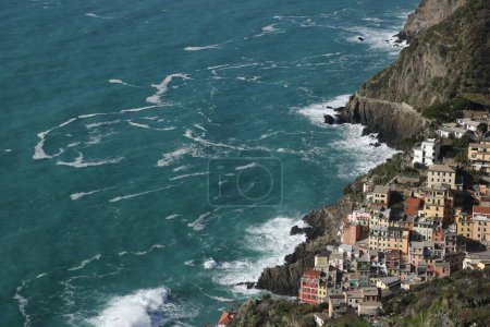Foto de Panorama del pueblo de Riomaggiore en el Cinque Terre. - Imagen libre de derechos