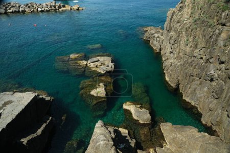 Foto de Mar azul y acantilado en Riomaggiore, Cinque Terre - Imagen libre de derechos
