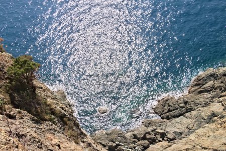 Foto de Cinque Terre, Liguria, Italia. Rocas con vistas al mar azul - Imagen libre de derechos