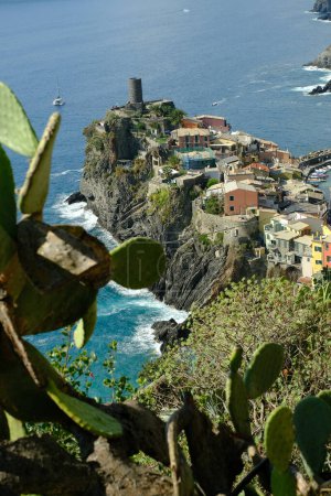 Foto de Pueblo de Vernazza en el Cinque Terre con la bahía del mar - Imagen libre de derechos