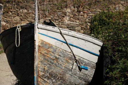Foto de Un barco de madera típico de Liguria tiró de la orilla - Imagen libre de derechos