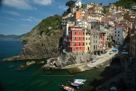 Téléchargez les photos : Riomaggiore aux Cinque Terre. Maisons colorées sur la mer - en image libre de droit