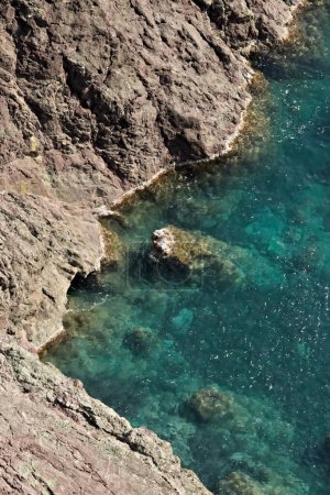 Foto de Cinque Terre, Liguria, Italia. Rocas con vistas al mar azul - Imagen libre de derechos