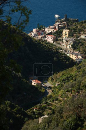 Foto de Vernazza pueblo visto desde el camino que sube la colina - Imagen libre de derechos