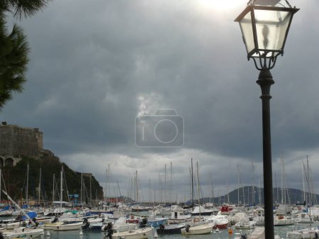 Téléchargez les photos : Port de Lerici avec des bateaux amarrés. Ciel nuageux. Le soleil éclaire - en image libre de droit
