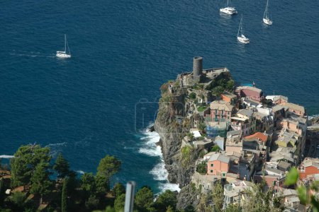 Foto de Antigua torre domina el mar con barcos. Vernazza, Cinque Terre - Imagen libre de derechos