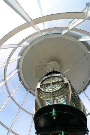 Foto de Interior de un faro con dispositivo óptico con lente fresnell - Imagen libre de derechos