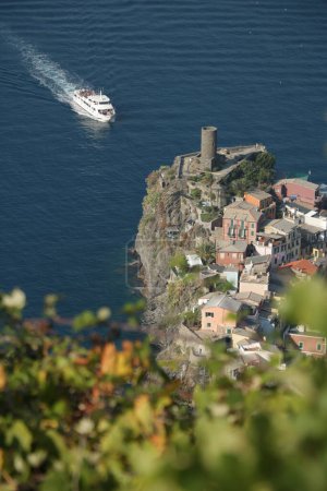 Foto de Antigua torre domina el mar con barco. Vernazza, Cinque - Imagen libre de derechos