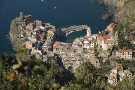 Foto de Pueblo de Vernazza en el Cinque Terre con la bahía del mar - Imagen libre de derechos