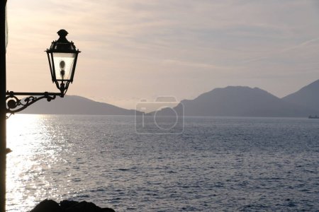 Foto de Luz del atardecer en el mar del Golfo de La Spezia. Farola en el pueblo marino de Tellaro, cerca de la Cinque Terre. - Imagen libre de derechos