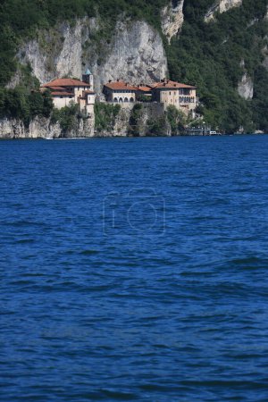 Foto de La Ermita de Santa Caterina del Sasso con vistas al Lago Mayor - Imagen libre de derechos