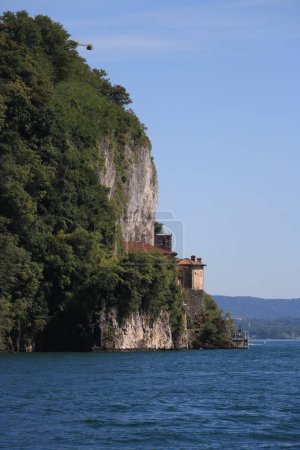 Téléchargez les photos : L'Ermitage de Santa Caterina del Sasso surplombant le lac Majeur - en image libre de droit
