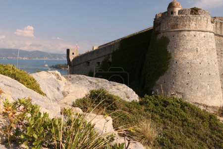 Foto de Murallas del castillo de Portovenere con bastión y fondo - Imagen libre de derechos