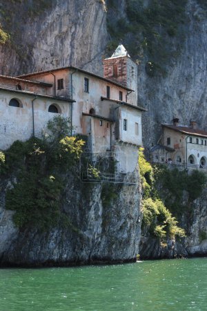Téléchargez les photos : L'Ermitage de Santa Caterina del Sasso surplombant le lac Majeur - en image libre de droit