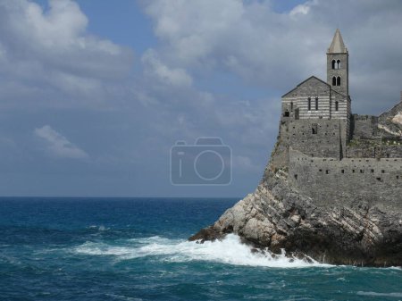 Téléchargez les photos : Eglise de San PIetro à Portovenere, construite sur un rocher surplombant - en image libre de droit