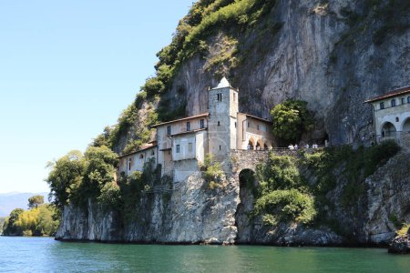 Foto de La Ermita de Santa Caterina del Sasso con vistas al Lago Mayor - Imagen libre de derechos
