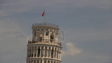 Foto de Torre inclinada de Pisa. Celda con campanas - Imagen libre de derechos
