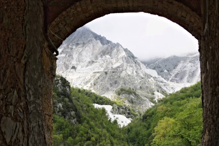Téléchargez les photos : Montagnes avec le marbre blanc de Carrare - en image libre de droit