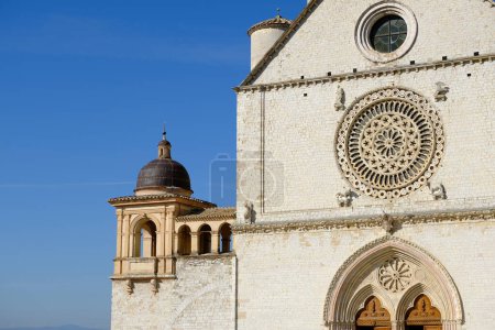 Téléchargez les photos : Eglise de San Francesco à Assise avec le mur de pierre - en image libre de droit