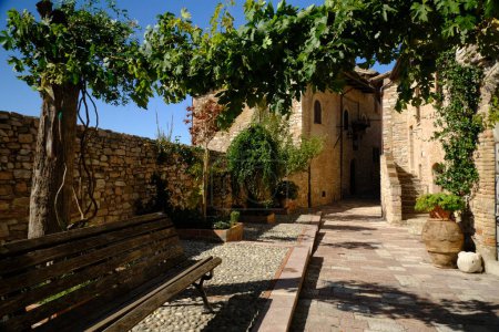 Foto de Callejón de la ciudad de Asís con fachadas de piedra de casas históricas - Imagen libre de derechos