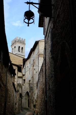 Téléchargez les photos : Allée de la ville d'Assise avec clocher et maisons en pierre - en image libre de droit