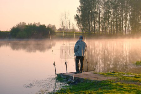 Foto de Hombre pescando al amanecer - Imagen libre de derechos