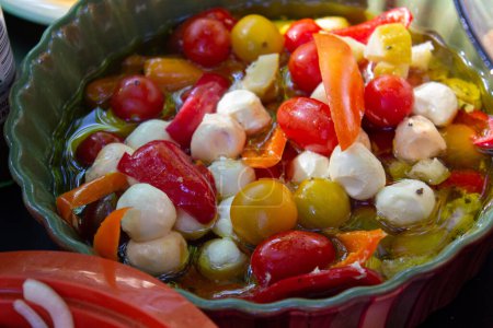 Foto de "ensalada de verduras frescas pimientos dulces, tomates, pepinos, apio" - Imagen libre de derechos