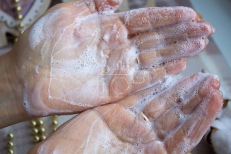 Foto de Soapy hands. Lathered women's hands. Dishwashing detergent. - Imagen libre de derechos