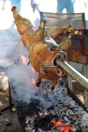 Téléchargez les photos : "Roast pig on a spit. Pig cooking in Germany" - en image libre de droit