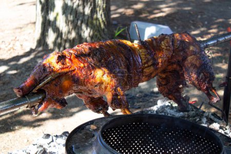 Foto de "Cerdo asado en una saliva. Cocina de cerdo en Alemania" - Imagen libre de derechos