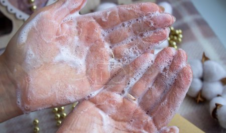 Foto de Soapy hands. Lathered women's hands. Dishwashing detergent. - Imagen libre de derechos