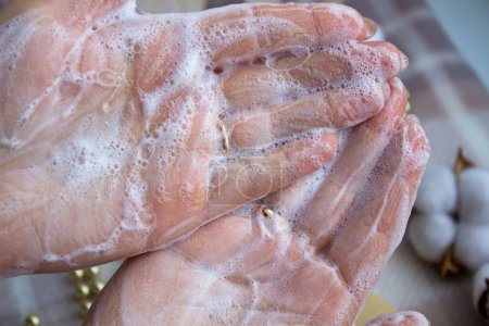 Téléchargez les photos : Soapy hands. Lathered women's hands. Dishwashing detergent. - en image libre de droit