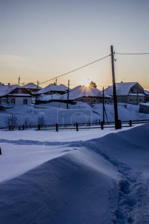 Foto de Casas y vallas de madera cubiertas de nieve en Siberia, Rusia
. - Imagen libre de derechos