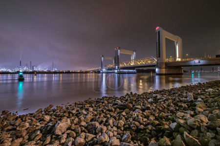 Téléchargez les photos : ROTTERDAM, 21 mars 2019 - Vue du pont Betlek néerlandais sur la rivière et contre le complexe industriel chimique de Rotterdam. - en image libre de droit