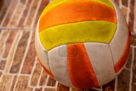Téléchargez les photos : Balle de volley sale sur le sol du garage - en image libre de droit
