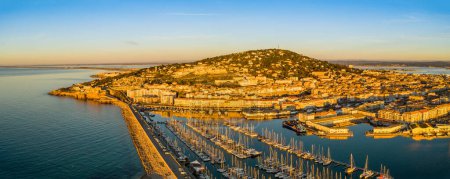 Téléchargez les photos : Panorama aérien du port de Ste le matin à Hrault en Occitanie, France - en image libre de droit