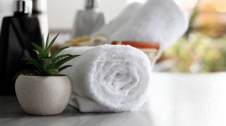 Téléchargez les photos : Magnifiquement plié serviettes blanches et articles de toilette. - en image libre de droit