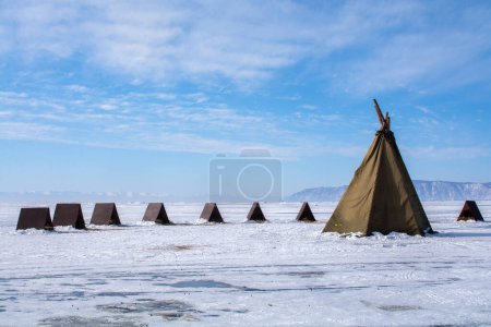 Téléchargez les photos : Tentes sur le lac gelé au lac Bikal, Russie - en image libre de droit