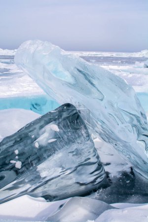 Téléchargez les photos : Cubes de glace dans un lac gelé au lac, VUE DE LA FERMETURE - en image libre de droit